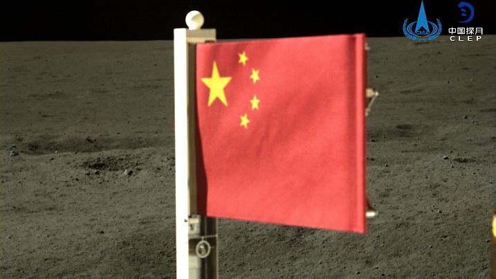 dpatopbilder - 04.06.2024, China, Peking: Eine chinesische Nationalflagge, die von der Landeeinheit der Chang'e-6-Sonde getragen wird, wird auf der Rückseite des Mondes entrollt. Das Landegerät der chinesischen Sonde Chang'e-6 hob am Dienstagmorgen von der Mondoberfläche ab und trug Proben von der Rückseite des Mondes an Bord, was in der Geschichte der menschlichen Monderkundung ein noch nie dagewesenes Ereignis darstellt. Die Aufstiegssonde ist in eine vorgegebene Umlaufbahn um den Mond eingetreten, teilte die China National Space Administration (CNSA) mit. Foto: -/CNSA via XinHua/dpa +++ dpa-Bildfunk +++