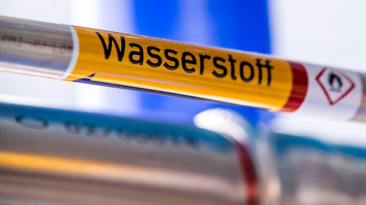 ARCHIV - 12.06.2020, Mecklenburg-Vorpommern;Saarland, Laage: Ein mit der Aufschrift «Wasserstoff» gekennzeichnete Rohrleitung ist in der Brennstoffzelle eines Wasserstoff-Kraftwerks. Die Einsatzmöglichkeiten von Wasserstoff sind vielfältig: Das soll die bundesweite Woche des Wasserstoffs (WDW) zeigen, an der sich vom 15. bis 23. Juni auch das Saarland beteiligen wird. (zu dpa: «Wasserstoff-Woche zeigt Saarländern Einsatzmöglichkeiten») Foto: Jens Büttner/dpa-Zentralbild/dpa +++ dpa-Bildfunk +++