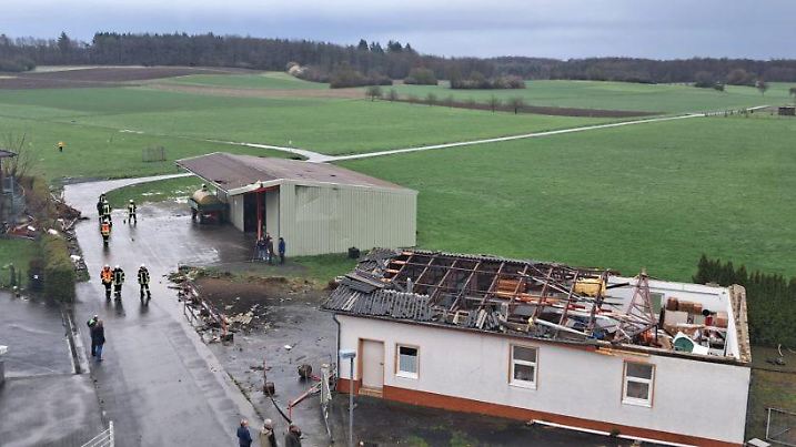 HANDOUT - 26.03.2023, Hessen, Fernwald-Annerod: Die von der Feuerwehr Fernwald-Annerod zur VErfügung gestellte Aufnahme zeigt ein beschädigtes Dach in der Gemeinde Fernwald im mittelhessischen Landkreis Gießen. Vermutlich ein Tornado hat zahlreiche Einsatzkräfte im hessischen Annerod in der Nähe von Gießen auf Trab gehalten. Bäume stürzten um und Dächer wurden abgedeckt, Verletzte gab es aber nicht, wie die örtliche Feuerwehr am Abend mitteilte. Insgesamt 14 Mal mussten die Einsatzkräfte am Sonntagnachmittag deswegen ausrücken. Ein Meteorologe des Deutschen Wetterdienstes (DWD) sagte: «Es besteht ein starker Verdacht auf einen Tornado.» Man werde das noch weiter überprüfen, hieß es. Ein Sprecher der Feuerwehr sprach zunächst von einer «Windhose». Foto: Feuerwehr Fernwald-Annerod/dpa - ACHTUNG: Nur zur redaktionellen Verwendung im Zusammenhang mit der aktuellen Berichterstattung und nur mit vollständiger Nennung des vorstehenden Credits +++ dpa-Bildfunk +++