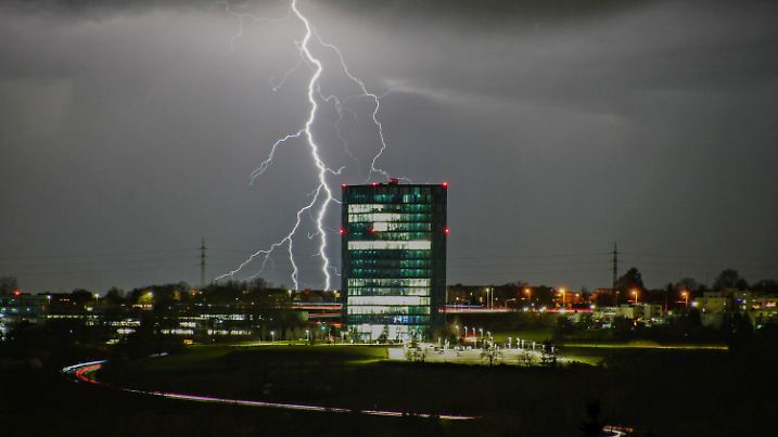 ARCHIV - 13.03.2023, Esslingen: Hinter einem Bürokomplex in Esslingen schlägt ein Blitz ein. Am Montagabend zog ein heftiges Unwetter über Esslingen und brachte Starkregen und Hagel mit sich. (zu dpa: «Bilanz der Versicherer: Unwetter richten 2023 Milliardenschäden an») Foto: Sdmg/SDMG/dpa +++ dpa-Bildfunk +++