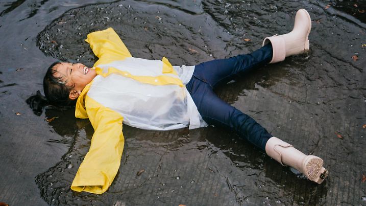 mädchen,spaß,pfütze,regenwetter,freude,fröhlich,jux,spass,spaßig,vergnügen,pfützen,wasserlache,wasserlachen,wasserpfütze,wasserpfützen,regen,regnen,regnerisch,schlechtes wetter,verregnet *** girl,fun,puddle,rain weather,girls,funs,puddles,rain weathers,rainy 539-iw0 ,model released, Symbolfoto