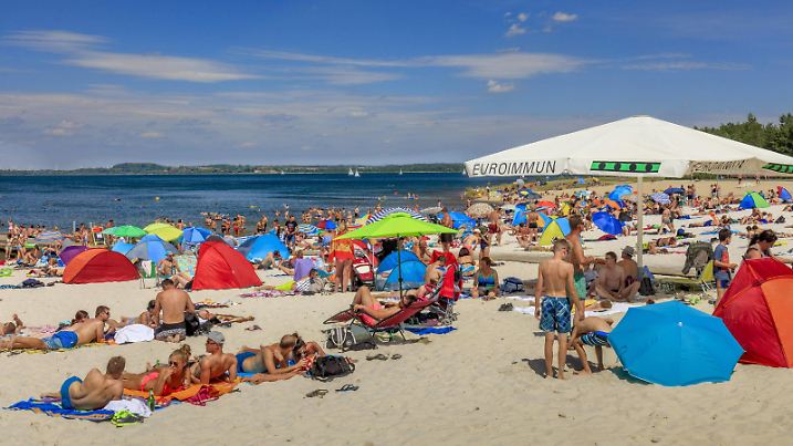 Blaue Lagune am Berzdorfer See DEU/Sachsen/ Tauchritz-Görlitz  Sommerhitze: Der Berzdorfer See entstand, aus dem Restloch des ehemaligen Braunkohletagebaus Berzdorf, an der südlichen Stadtgrenze der Europastadt Görlitz-Zgorzelec im Freistaat Sachsen. An der Südspitze des Berzdorfer Sees bei Tauchritz entstand in den letzten 3 Jahren das Naherholungsbegiet Blaue Lagune. Tausende Touristen und Wassersportler aus dem benachbarten Polen und Tschechin nutzen das nahe gelegene und neugeschaffene Wassersportparadies im Dreiländereck. Die Lausitzer und Mitteldeutsche Bergbau-Verwaltungsgesellschaft verwandelte die ehemalige Grube in ein Naherholungsgebiet. Im Jahr 2002 wurde mit der Flutung des Tagebaulochs begonnen, 2013 erreichte der Pegel seinen Entstand von 186,2 m üb. NHN. Der See bildet den südöstlichen Eckpunkt des Lausitzer