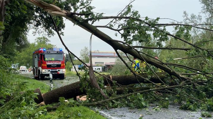 20.06.2024, Bayern, Grabenstätt Ot Winkl: Die Feuerwehr ist in Winkl, einem Ortsteil der Gemeinde Grabenstätt im oberbayerischen Landkreis Traunstein, bei einem Unwetter im Einsatz, nachdem ein Baum auf eine Straße gefallen war. Foto: Hutter/vifogra/dpa +++ dpa-Bildfunk +++