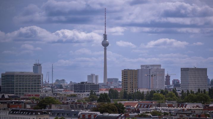 ARCHIV - 03.09.2023, Berlin: Der Fernsehturm ragt in den Himmel vor der Kulisse der Wohnhäuser im Berliner Innenstadtbezirk Moabit. (zu dpa: ««Die Miete ist zu hoch» - Initiativen und Gruppen rufen zu Demo auf») Foto: Monika Skolimowska/dpa +++ dpa-Bildfunk +++