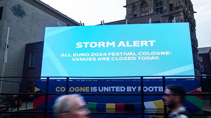 UEFA EURO 2024 in Köln, Public Viewing in Köln, Fan Zone am Heumarkt, Altermarkt. Bildschirm mit dem Storm alert, Altermarkt, UEFA EURO 2024 in Köln, Public Viewing in Köln, Fan Zone am Heumarkt, Altermarkt. Köln Innenstadt NRW Deutschland *** UEFA EURO 2024 in Cologne, Public Viewing in Cologne, Fan Zone at Heumarkt, Altermarkt Screen with the Storm alert, Altermarkt, UEFA EURO 2024 in Cologne, Public Viewing in Cologne, Fan Zone at Heumarkt, Altermarkt Cologne city center NRW Germany Copyright: xBEAUTIFULxSPORTS/Buriakovx