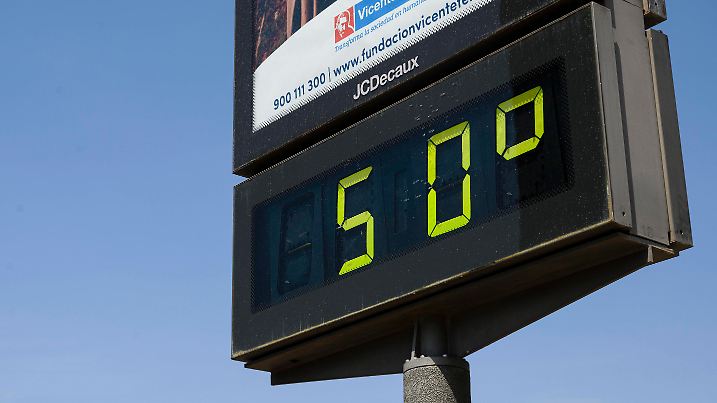  July 14, 2022, Seville, Andalusia, Spain: The heat wave in Spain stills this week, this wednesday and thursday are expected as the days of highest temperatures with the possibility to break current records. Temperatures will reach up to 45 degrees celsius according to the Spanish metereological agency, AEMET. A public thermometer in Seville hits 50 degrees celsius, in the Seville area a red warning has been established today. Seville Spain - ZUMAg252 20220714_zip_g252_053 Copyright: xAngelxGarciax