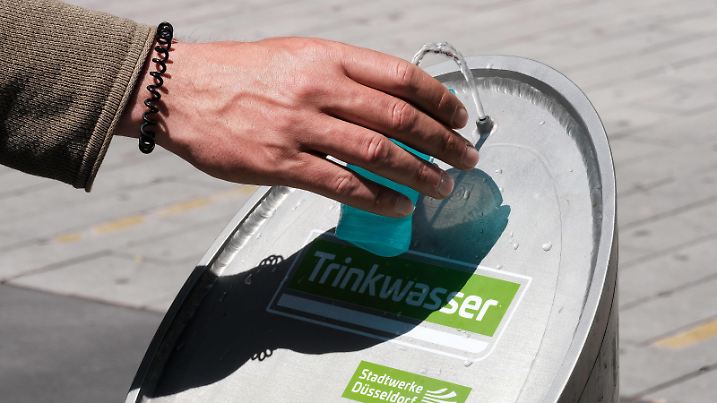Düsseldorf 14.06.2023 Trinkbrunnen Wasserbrunnen Trinkwasserbrunnen Wasserspender Wassermangel Wasserknappheit Sommerhitze Hitzewelle hohe Temperaturen Hitzeschlag Dehydrierung Dehydration Hitzetote Trinkwasser Wasserspiele Wasserspielplatz Schadowstrasse Springbrunnen Wasserfontäne Wassererfrischung Abkühlung Luftbefeuchtung Luftfeuchtigkeit Stadtwerke kostenloser Trockenheit Niedrigwasser Grundwasser Düsseldorf Nordrhein-Westfalen Deutschland