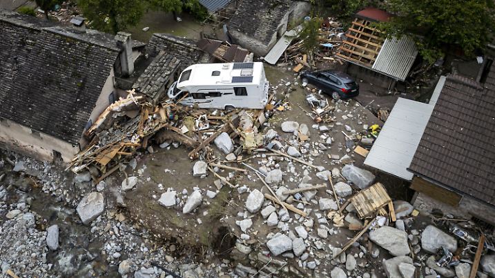 23.06.2024, Schweiz, Roveredo: Zerstörte Wohnhäuser und Autos nach einem Erdrutsch, der durch Unwetter und starke Regenfälle im Misox-Tal im Dorf Sorte, Lostallo, Südschweiz, verursacht worden ist (Aufnahme mit einer Drohne). Heftige Gewitter und Regenfälle haben am Freitagabend im Misox-Tal in der Südostschweiz zu Überschwemmungen und großflächigen Erdrutschen geführt. Mehrere Dutzend Menschen mussten aus ihren Häusern in Sicherheit gebracht werden, drei Personen wurden am Sonntag noch vermisst. Foto: Michael Buholzer/KEYSTONE/dpa +++ dpa-Bildfunk +++