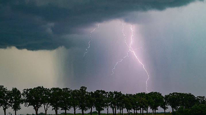 ARCHIV - 02.06.2024, Brandenburg, Sieversdorf: Ein Blitz leuchtet am späten Abend über der Landschaft. (zu dpa: «Freitag bringt Gewitter · lokale Unwetter möglich») Foto: Patrick Pleul/dpa +++ dpa-Bildfunk +++