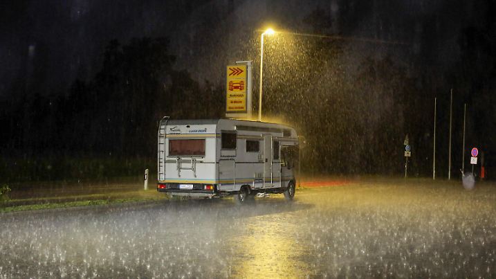 Schwere Gewitter und Unwetter zogen am späten Montagabend und in der ersten Nachthälfte über weite Teile Südbayerns hinweg. Auf Grund der synoptischen Ausgangslage steht seit Montag in weiten Teilen Deutschlands eine Schwergewitterlage ins Haus. Am Montag war vor allem Südbayern betroffen. An den Alpen hangelten sich immer wieder rotierende Gewitterzellen entlang. Eine sogenannte HP-Superzelle (englisch high precipitation supercell) zog vom Allgäu über den Landkreis Garmisch-Partenkirchen. Extrem heftiger Starkregen trat in Murnau am Staffelsee auf. Die Kanalisation schaffte die Wassermassen nicht. Der Aufzug zwar spektakulär. Blitze zuckten im Sekundentakt. Auch Hagel war dabei. Starkregen führte zu ersten schwachen Überschwemmungen - Bayern ist auf Grund der Vorgeschichte vorbelastet. Am Dienstag sind andere Teile Deutschlands von heftigen Unwettern betroffen.