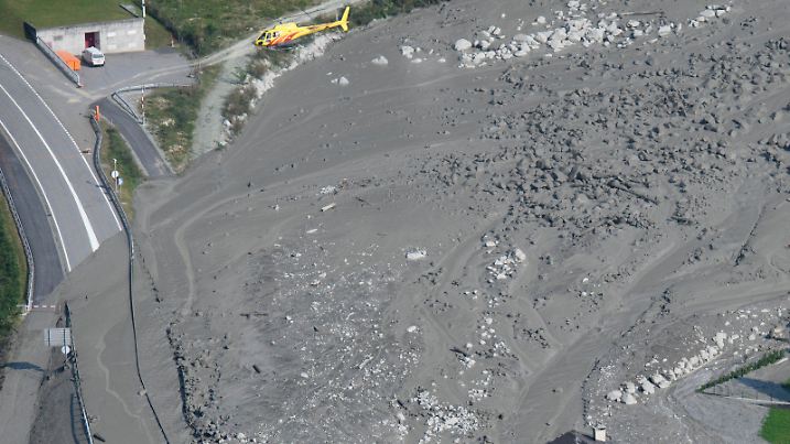 Schlamm und Gesteinsbrocken bewegen sich 25.08.2017 in Bondo im Kanton Graubünden (Schweiz) durch den Ort. Am 3369 Meter hohen Piz Cengalo hinter Bondo hatten sich Gesteinsmassen gelöst und waren ins Tal gedonnert. Die Suche nach den Vermissten im Bergsturzgebiet in der Schweiz geht weiter. In mehr als 24 Stunden haben die Retter aber kein Lebenszeichen entdeckt. (zu dpa «Polizei: Kaum Überlebenschance für Vermisste nach Schweizer Bergsturz» vom 25.08.2017) Foto: Gian Ehrenzeller/KEYSTONE/dpa +++(c) dpa - Bildfunk+++