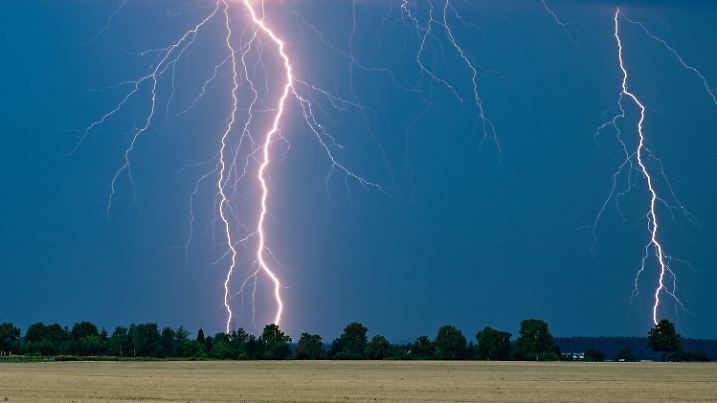 15.08.2023, Brandenburg, Petersdorf: Schnell weg! Bei einem Gewitter muss man sich entweder in einem Gebäude in Sicherheit bringen - oder Schutz in einer Mulde suchen. (zu dpa: «Wetterdienst: Einzelne Gewitter mit Starkregen möglich») Foto: Patrick Pleul/dpa/dpa-tmn +++ dpa-Bildfunk +++