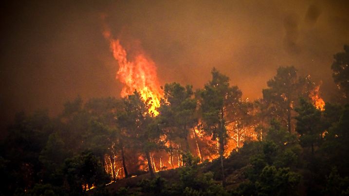 dpatopbilder - 22.07.2023, Griechenland, Rhodos: Flammen sind bei einem großen Waldbrand auf der griechischen Insel Rhodos zu sehen. Der große Waldbrand, der auf Rhodos bereits den fünften Tag andauert, hat die Behörden gezwungen, die Evakuierung von vier Orten, darunter zwei Badeorte, anzuordnen. Foto: Argyris Mantikos/Eurokinissi/AP/dpa +++ dpa-Bildfunk +++