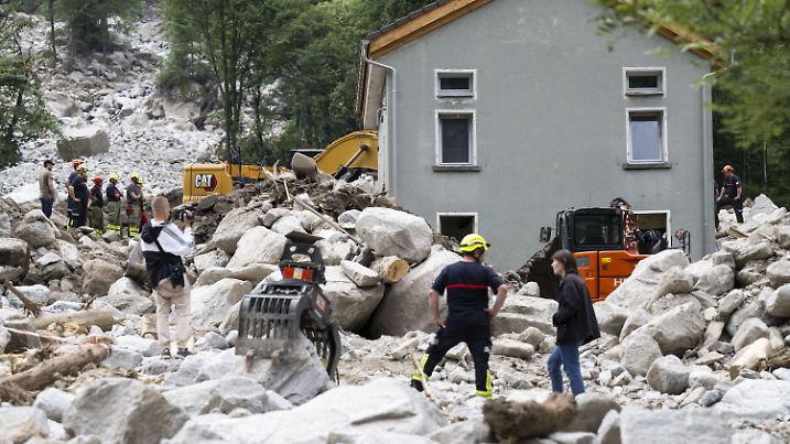 dpatopbilder - 25.06.2024, Schweiz, Lostallo: Rettungskräfte inspizieren die Stelle eines Erdrutsches, der durch Unwetter und starke Regenfälle im Misox-Tal verursacht wurde. Foto: Alessandro Crinari/KEYSTONE/Ti-Press/dpa +++ dpa-Bildfunk +++