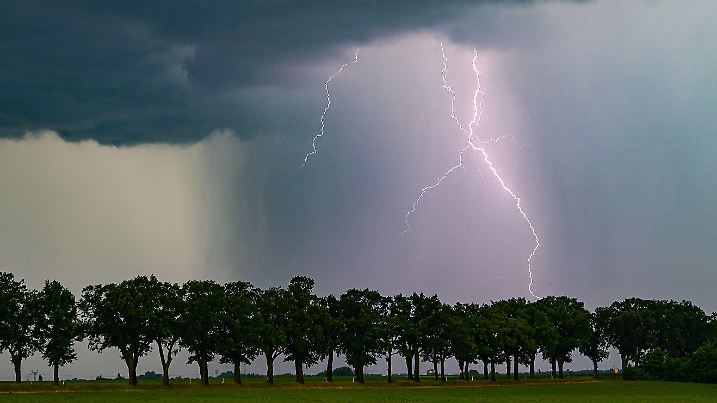 ARCHIV - 02.06.2024, Brandenburg, Sieversdorf: Ein Blitz leuchtet am späten Abend über der Landschaft. (zu dpa: «Einzelne Gewitter drohen») Foto: Patrick Pleul/dpa +++ dpa-Bildfunk +++