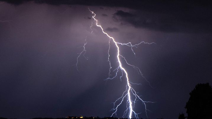 ARCHIV - 20.07.2019, Sachsen, Radebeul: Blitze gehen während eines Gewitters nieder.  (zu dpa: «Fanzones in Stuttgart wegen Unwetterwarnung geräumt») Foto: Robert Michael/dpa-Zentralbild/dpa +++ dpa-Bildfunk +++