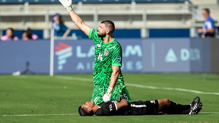 KANSAS Kansas City, KS - JUNE 25: Canada goalkeeper Maxime CrÃ©peau (16) attempts to a collapsed referee during the COPA America group A match between Canada and Peru on Tuesday June 25, 2024 at Childrenâs Mercy Park in Kansas City, KS. (Credit Image: © Nick Tre. Smith/Icon SMI via ZUMA Press) / action press