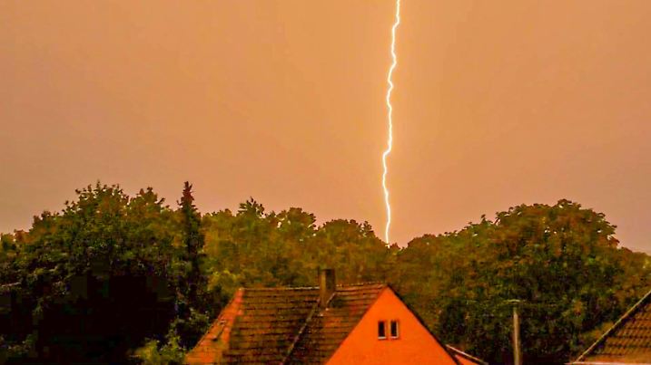 Schwere Gewitterfront zieht über Saarbrücken hinweg: Bedrohliche Gewitterfront mit atemberaubender Shelf-Cloud zieht in der Nacht über das Saarland - tief hängende Gewitterfront - heftige Blitze zucken im Sekundentakt am Nachthimmel, Blitzeinschläge Eine schwere Unwetterfront zog am späten Samstagabend über das Saarland hinweg. Besonders schwer hat es hierbei Saarbrücken getroffen. Eine beeindruckende Gewitterfront mit einer vorausrückenden Shelf-Cloud, also einer tief hängenden, horizontal ausgerichteten Arcus-Wolk, sorgte für einen atemberaubenden und zugleich bedrohlichen Anblick am Nachthimmel. Blitze zuckten im Sekundentakt, einige Blitze schlugen auch auf der Erde ein. Kurz darauf prasselte Starkregen zu Boden und Sturmböe Copyright: xFabianxGeierx/xEinsatzReport24x