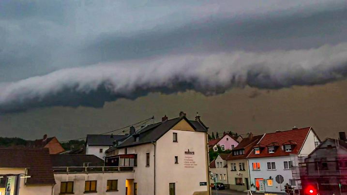 Schwere Gewitterfront zieht über Saarbrücken hinweg: Bedrohliche Gewitterfront mit atemberaubender Shelf-Cloud zieht in der Nacht über das Saarland - tief hängende Gewitterfront - heftige Blitze zucken im Sekundentakt am Nachthimmel, Blitzeinschläge Eine schwere Unwetterfront zog am späten Samstagabend über das Saarland hinweg. Besonders schwer hat es hierbei Saarbrücken getroffen. Eine beeindruckende Gewitterfront mit einer vorausrückenden Shelf-Cloud, also einer tief hängenden, horizontal ausgerichteten Arcus-Wolk, sorgte für einen atemberaubenden und zugleich bedrohlichen Anblick am Nachthimmel. Blitze zuckten im Sekundentakt, einige Blitze schlugen auch auf der Erde ein. Kurz darauf prasselte Starkregen zu Boden und Sturmböe Copyright: xFabianxGeierx/xEinsatzReport24x
