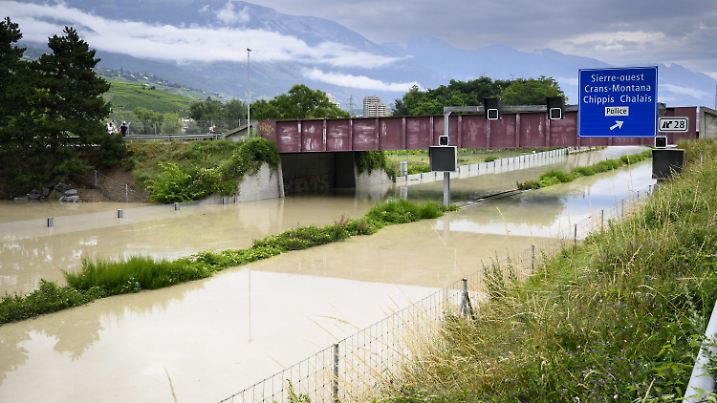 30.06.2024, Schweiz, Siders: Die Rhone hat nach einem Unwetter im Kanton Wallis die Autobahn A9 unter Wasser gesetzt. Foto: Jean-Christophe Bott/KEYSTONE/dpa +++ dpa-Bildfunk +++