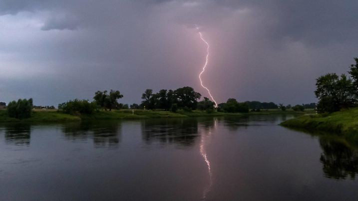 News Bilder des Tages Unwetter ueber Brandenburg DEU/Deutschland/Brandenburg/Brottewitz, 30.06.2024, Unwetter ziehen ueber Brandenburg, dunkle Gewitterwolken und ein Blitz sind waehrend eines aufziehenden Unwetters ueber der Elbe bei Muehlberg im Landkreis Elbe-Elster im Sueden Brandenburgs zu sehen. *** Thunderstorm over Brandenburg DEU Germany Brandenburg Brottewitz, 30 06 2024, Thunderstorms move over Brandenburg, dark storm clouds and lightning can be seen during an approaching thunderstorm over the Elbe near Muehlberg in the district of Elbe Elster in southern Brandenburg DSCF1889