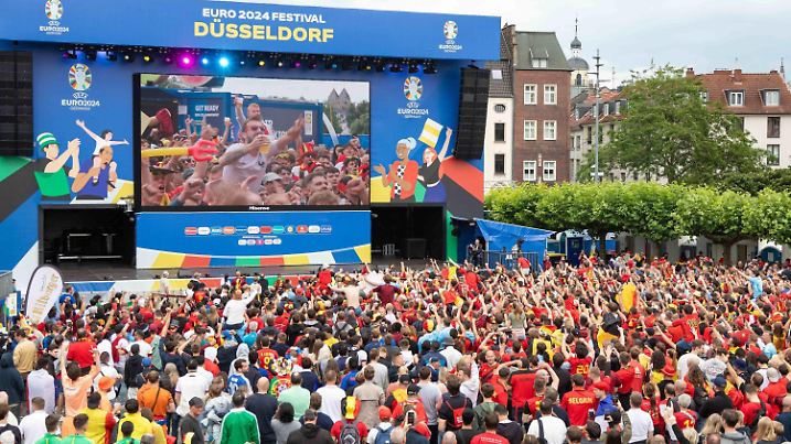 Fan Zone Burgplatz und Rheinufer in Düsseldorf - Public Viewing: UEFA EURO, EM, Europameisterschaft,Fussball 2024 - Frankreich gegen Belgien 01.07.2024 Fan Zone Burgplatz und Rheinufer in Düsseldorf - Public Viewing: UEFA EURO 2024 - Frankreich gegen Belgien am 01.07.2024, Düsseldorf. - *** Fan Zone Burgplatz and Rheinufer in Düsseldorf Public Viewing UEFA EURO 2024 France vs. Belgium 01 07 2024 Fan Zone Burgplatz and Rheinufer in Düsseldorf Public Viewing UEFA EURO 2024 France vs. Belgium on 01 07 2024, Düsseldorf Copyright: xBEAUTIFULxSPORTS/KennyxBeelex