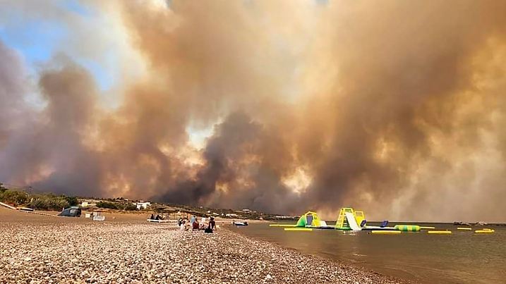 dpatopbilder - 22.07.2023, Griechenland, Rhodos: Dichte Rauchwolken eines Waldbrandes steigen auf der griechischen Insel Rhodos in den Himmel. Ein Großbrand auf der griechischen Insel Rhodos, der bereits den fünften Tag andauert, hat die Behörden gezwungen, die Evakuierung von vier Orten, darunter zwei Badeorte, anzuordnen. Foto: uncredited/Rhodes.Rodos/AP/dpa +++ dpa-Bildfunk +++