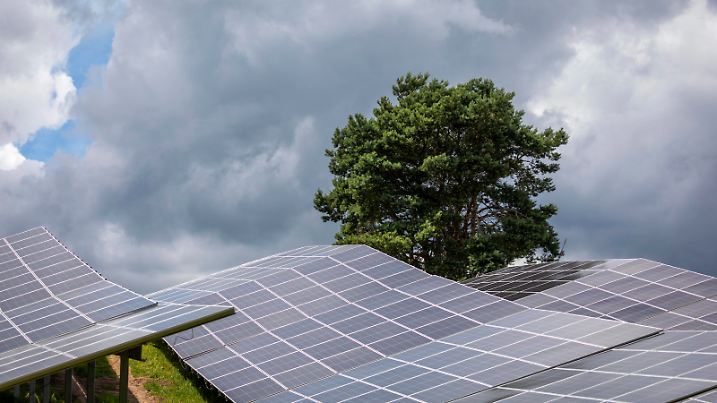 Bilderserie 16.06.2024, Solarpark, Photovoltaik im ländlichen Raum geschwungene Solarpanel mit dramatischen Wolken, Baum und Spiegelungen Hombeer, Steigerwald Bayern Deutschland *** Photo series 16 06 2024, solar park, photovoltaics in rural areas curved solar panel with dramatic clouds, tree and reflections Hombeer, Steigerwald Bavaria Germany
