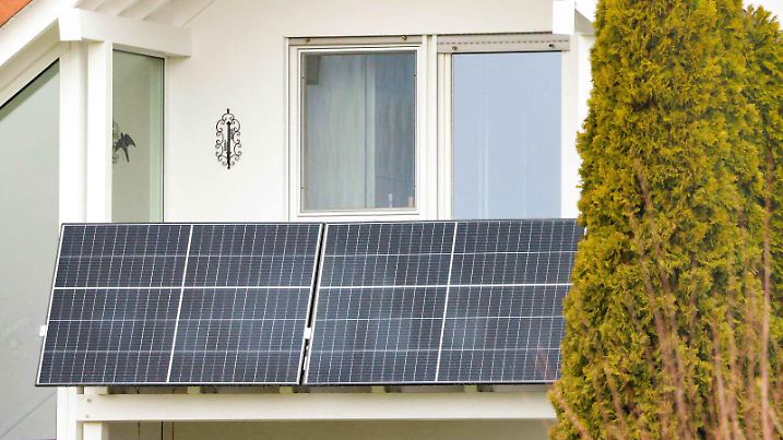 Marburg, Deutschland 14. Januar 2023: Balkonkraftwerk Balkonkraftwerke sind kleine Solaranlagen für den Balkon. Marburg Hessen *** Marburg, Germany 14 January 2023 Balcony power plant Balcony power plants are small solar power plants for balcony Marburg Hesse. Copyright: xFotostandx/xLammerschmidtx