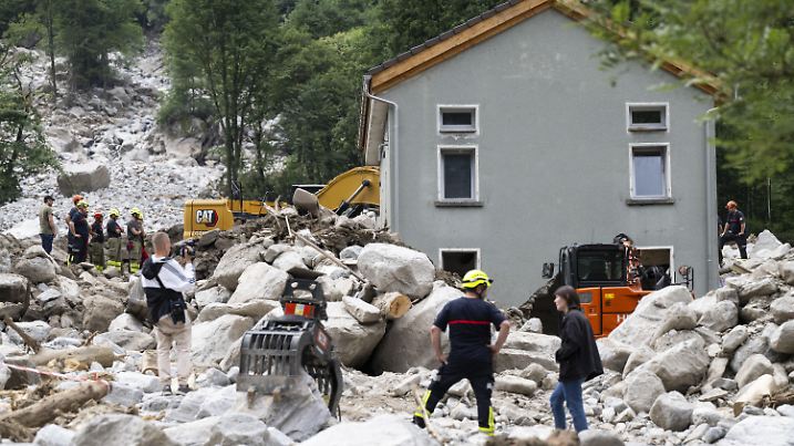 25.06.2024, Schweiz, Lostallo: Rettungskräfte inspizieren die Stelle eines Erdrutsches, der durch Unwetter und starke Regenfälle im Misox-Tal verursacht wurde. Foto: Alessandro Crinari/KEYSTONE/Ti-Press/dpa +++ dpa-Bildfunk +++