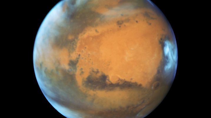 ARCHIV - 12.05.2016, USA, Maryland: HANDOUT - Der Planet Mars, aufgenommen vom «Hubble»-Weltraumteleskop. Mars ist dieser Tage besonders nah an der Erde und kann mit bloßem Auge am Nachthimmel beobachtet werden. Am 13.10.2020 wird die Erde genau zwischen der Sonne und dem Roten Planet stehen. (zu dpa: «Vier Menschen, 378 Tage Mars - Nasa-Simulation endet») Foto: -/EPA/NASA /HUBBLE/dpa +++ dpa-Bildfunk +++