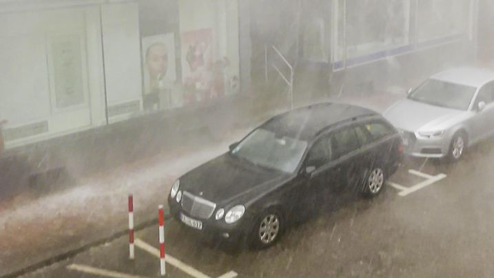 Schweres Unwetter sorgt für Chaos in Rastatt: Schwerer Downburst Fallböe peitscht mit Sturm und Starkregen durch Rastatt unzählige Bäume stürzen wie Streichhölzer um und Straßen werden überflutet Lastwagenfahrer filmt vom Fahrersitz wie Es sollte ein schwülwarmer Sommerabend werden, doch plötzlich verdunkelte sich der Himmel und in Rastatt in Baden-Württemberg brach binnen weniger Augenblicke das Chaos aus. Ein schweres Unwetter verwüstete große Teile der Stadt: Bäume entwurzeln, Häuser werden abgedeckt, Fensterscheiben zerbersten, Straßen werden überflutet, das geplante EM-Public-Viewing wird schlagartig unterbrochen - mehrere Menschen werden nach aktuellem Stand leicht verletzt. Ein schweres Unwetter zog am Mitt Copyright: xHenryxMungenastx/xEinsatzReport24x