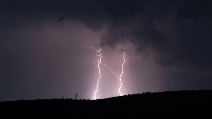 Gewitter möglich, Ein Blitz zuckt bei einem Sommergewitter am nächtlichen Himmel südlich von Frankfurt am Main. Starke Gewitter vom Norden bis in den Südosten seien am Mittwoch möglich, teilte der DWD mit. Sinzheim Baden-Württemberg Deutschland Sinzheim *** Thunderstorms possible, A lightning flashes during a summer thunderstorm in the night sky south of Frankfurt am Main Strong thunderstorms from the north to the southeast are possible on Wednesday, the DWD said Sinzheim Baden Württemberg Germany Sinzheim Copyright: x xonw-imagesx/xAlexanderxWolfx