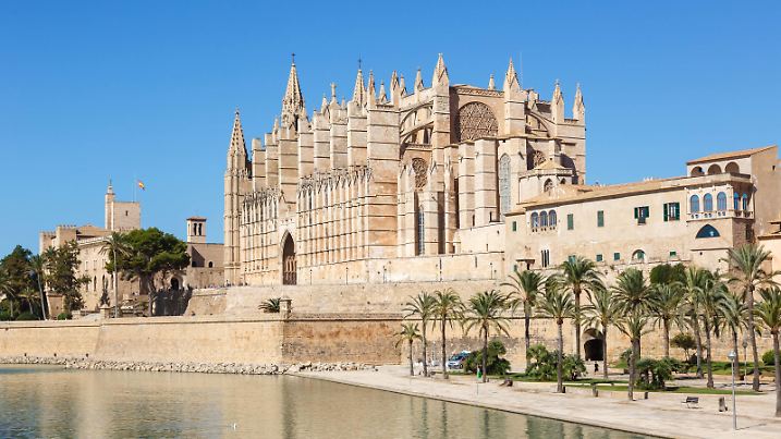 Kathedrale Catedral de Palma de Mallorca La Seu Kirche Architektur Urlaub Reise reisen in Spanien Palma de Mallorca, Spanien - 20. Oktober 2021: Kathedrale Catedral de Palma La Seu Kirche Architektur Urlaub Reise reisen in Palma de Mallorca, Spanien. *** Cathedral Catedral de Palma de Mallorca La Seu Church Architecture Vacation Travel Travel in Spain Palma de Mallorca, Spain 20 October 2021 Cathedral Catedral de Palma La Seu Church Architecture Vacation Travel Travel in Palma de Mallorca, Spain