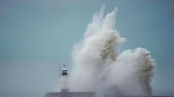ARCHIV - 02.11.2023, Großbritannien, Newhaven: Wellen brechen über den Leuchtturm und die Hafenmauer. Das Orkantief «Emir» (international: Ciaran) bedroht Teile von Europa. (zu dpa: «Stürmt es, kocht das Wasser schneller») Foto: Kin Cheung/AP/dpa +++ dpa-Bildfunk +++