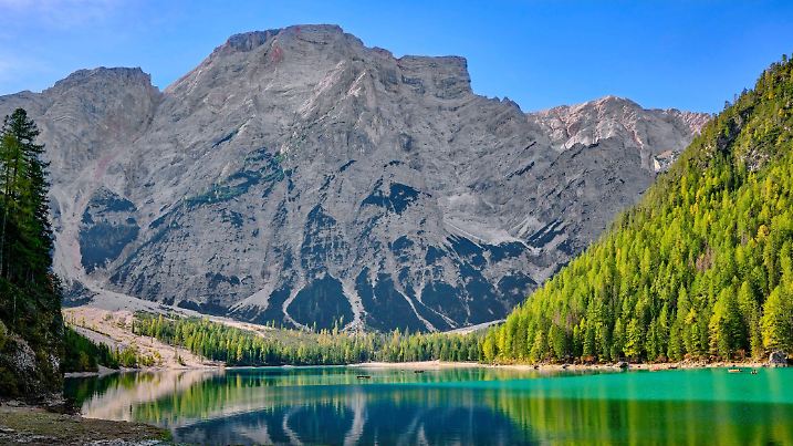 Wunderschön und eiskalt - obwohl er in Italien liegt! Der Pragser Wildsee ist der größte natürliche Dolomitensee in Südtirol und perfekt für eine Abkühlung an heißen Tagen.