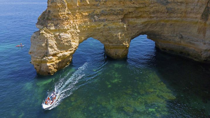 A large boat passes under natural arches made of rocks in crystal clear water on the coast, aerial view, Praia da Marinha, double rock arch, Lagoa, Rocky Algarve, Algarve, Portugal, Europe *** a Large Boat Passes Under Natural Arches Made of Rocks in Crystal Clear Water ON The coast, Aerial view, Praia as Marinha, Double Rock arch, Lagoa, Rocky Algarve, Algarve, Portugal, Europe Copyright: imageBROKER/FraukexScholz ibxsco10780226.jpg Bitte beachten Sie die gesetzlichen Bestimmungen des deutschen Urheberrechtes hinsichtlich der Namensnennung des Fotografen im direkten Umfeld der Veröffentlichung