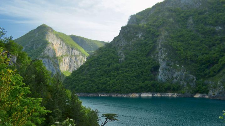 Für einen solchen Anblick müsst ihr nicht mal Europa verlassen - so wunderschön ist der  Durmitor-Nationalpark in Montenegro.