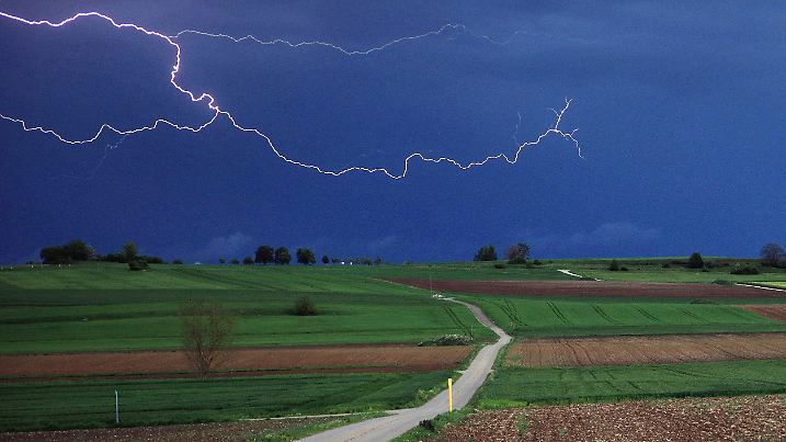 ARCHIV - 02.05.2024, Baden-Württemberg, Kirchheim am Ries: Ein Blitzt zuckt aus einer Gewitterzelle über Kirchheim am Ries. Der Deutsche Wetterdienst kündigte Gewitter für den Südwesten an. (zu dpa: «Gewitter, Starkregen und Hagel im Südwesten erwartet») Foto: Alexander Wolf/dpa +++ dpa-Bildfunk +++