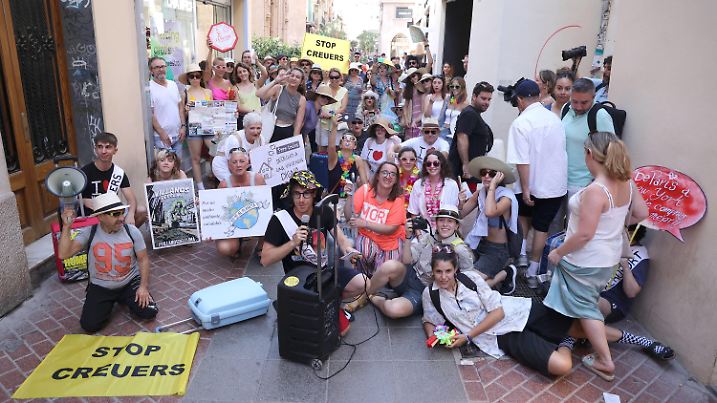New Protest Against Mass Tourism in Mallorca Several people march from Plaça de la Porta Pintada to Llotja de Palma to protest against mass tourism in Palma de Mallorca, Mallorca, Balearic Islands, Spain, on July 12, 2024. The convener of the demonstration, Menys turismo, has asked attendees to come dressed as tourists and with suitcases for what they have dubbed the Guiri-Marcha , which advocates against mass tourism in the area. Photo by Isaac Buj/Europa Press/ABACAPRESS.COM Palma de Mallorca Spain PUBLICATIONxNOTxINxFRAxUK Copyright: xEuropaxPress/ABACAx