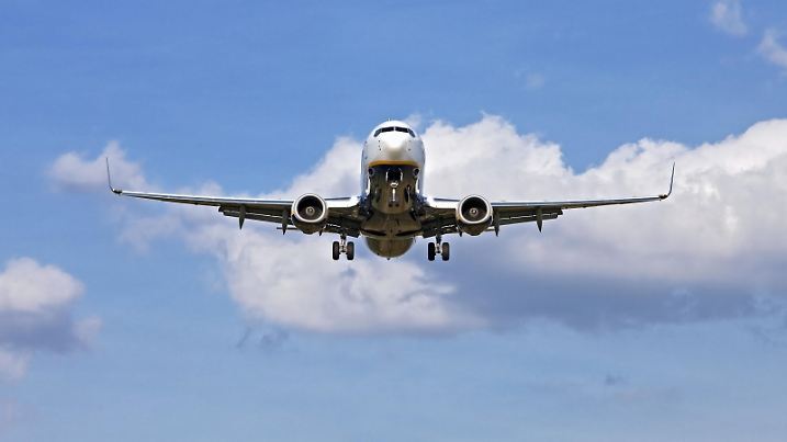 Flugzeug im Landeanflug, Flughafen Köln-Bonn, Köln Bonn Airport, Köln, Nordrhein-Westfalen, Deutschland, Europa | Verwendung weltweit, Keine Weitergabe an Wiederverkäufer.