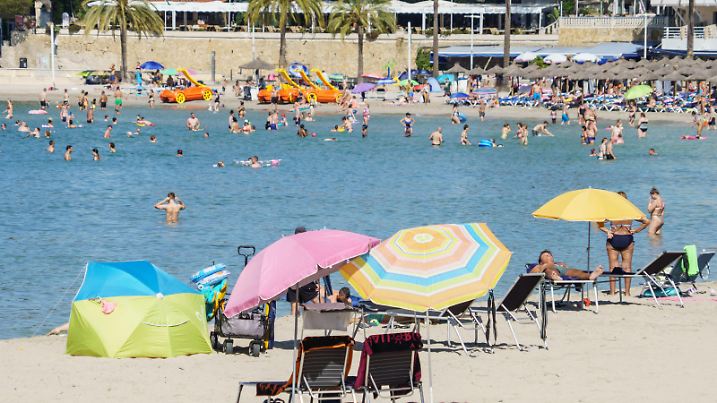 Strandszene im Urlaubsort Peguera - inoffiziell kastilisch Paguera - mit Blick auf die Bucht Playa Palmira im Sommer 2023 -Strandszene im Urlaubsort Peguera - inoffiziell kastilisch Paguera - mit Blick auf die Bucht Playa Palmira im Sommer 2023 -, Palma Mallorca Spanien Playa de Palma *** Beach scene in the resort of Peguera unofficial Castilian Paguera overlooking the bay Playa Palmira in summer 2023 Beach scene in the resort of Peguera unofficial Castilian Paguera overlooking the bay Playa Palmira in summer 2023 , Palma Majorca Spain Playa de Palma