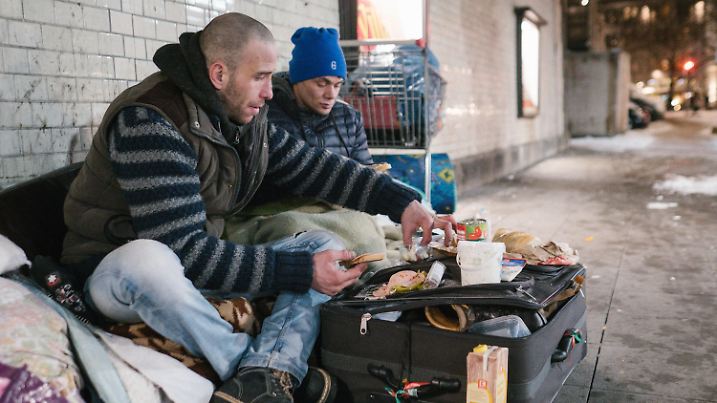 dpatopbilder - 27.02.2018, Niedersachsen, Hannover: Dimitar (31) aus Bulgarien und seine Freundin Alex (41) aus Ungarn essen und übernachten unter einer Brücke beim Hauptbahnof. Viele Obdachlose übernachten auch bei eisigen Temperaturen auf der Straße. Foto: Ole Spata/dpa +++ dpa-Bildfunk +++