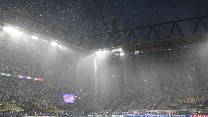 Spielunterbrechung wegen Gewitter, Deutschland vs. Daenemark, Fussball, UEFA Euro 2024, Achtelfinale, 29.06.2024