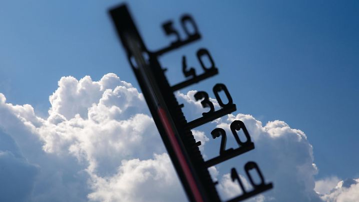 Symbolbild Hitze/Unwetterwarnung: Thermometer vor sich aufbauenden Quellwolken Composing *** Symbolic image heat thunderstorm warning thermometer in front of building cumulus clouds Composing Copyright: xUdoxHerrmannx