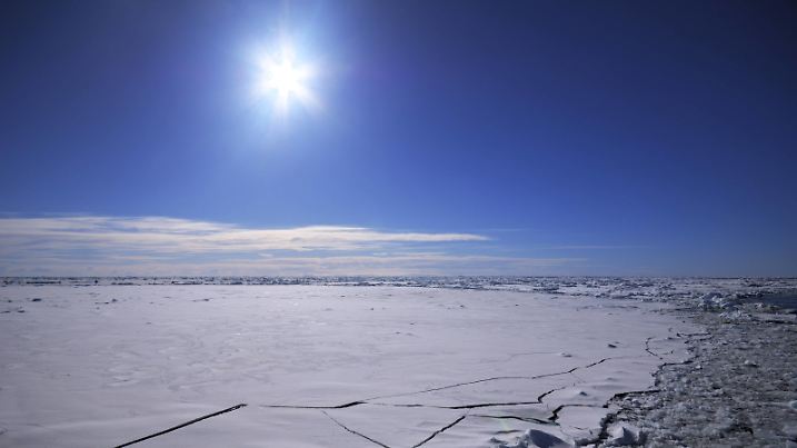 Sonne ueber zerbrechender Eisdecke des Suedpolarmeeres, Antarktis Sun over the breaking ice cover of the South Polar Ocean , Antarctica BLWS311101