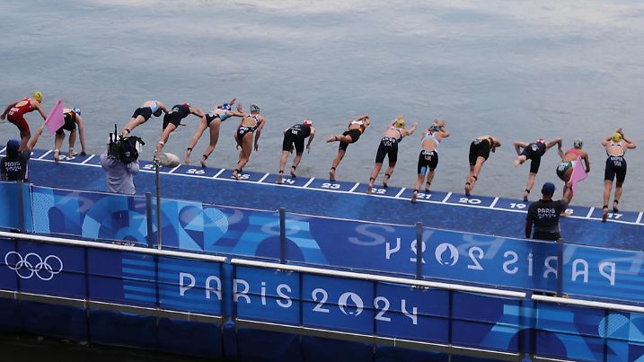 Athletes jump into Seine river to compete in women s triathlon event of Paris 2024 Olympic Games, Olympische Spiele, Olympia, OS in Paris, France, early morning 31 July 2024. Women triathlon ACHTUNG: NUR REDAKTIONELLE NUTZUNG PUBLICATIONxINxGERxSUIxAUTxONLY Copyright: xMIGUELxGUTIERREZx EVE7824 20240731-55014290665_1