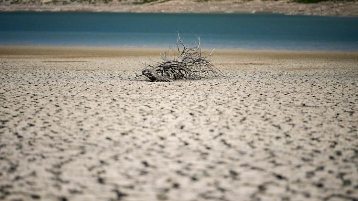 17.07.2024, Italien, Castronovo di Sicilia: Der Fanaco-See, der einen großen Teil des südlichen Siziliens mit Wasser versorgt, zeigt einen extrem niedrigen Wasserstand nach einem Winter mit sehr geringen Niederschlägen. Foto: Andrew Medichini/AP +++ dpa-Bildfunk +++