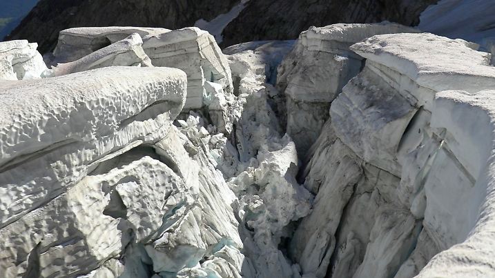 SCREENSHOT - 07.08.2020, Italien, Courmayeur: Ein tiefer Riss befindet sich im Planpincieux-Gletscher unterhalb des Mont Blanc. (Videostandbild) Auf der italienischen Seite des Mont Blanc droht ein großer Teil des Gletschers einzustürzen. Wegen der Gefahr wurden am 06.08.2020 knapp 70 Menschen im Val Ferret am Ende des Aostatals in Sicherheit gebracht. Foto: Local Team/AP/dpa +++ dpa-Bildfunk +++