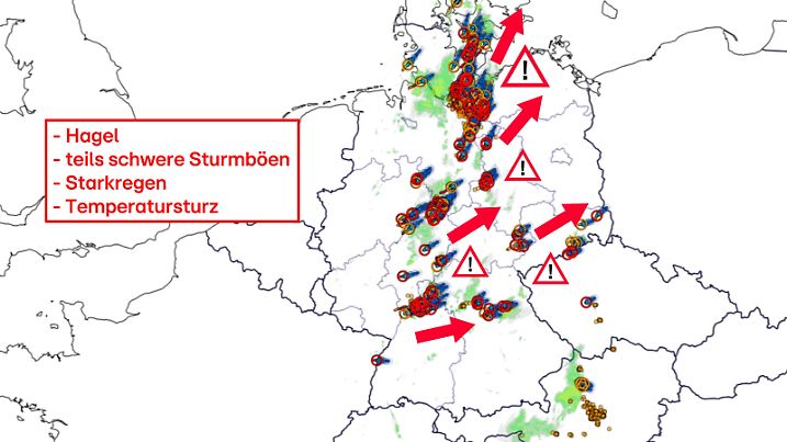 Gewitter gegen 17.45 Uhr: Einige kleine Zellen mit Zugrichtung Ostnordost. Ein großer Komplex in Richtung Ostsee.